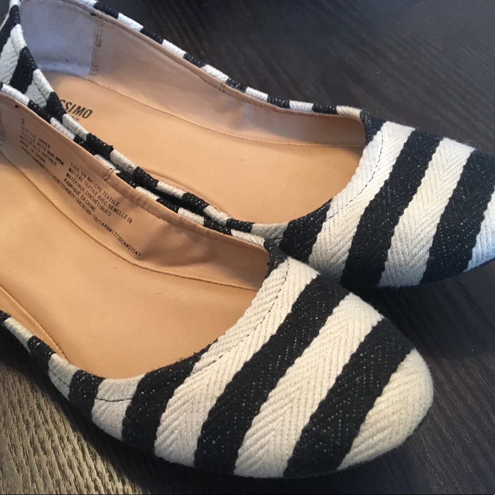 Black & white striped flats